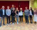 Bild: pad
Bei der Spendenübergabe: (von rechts) Eva Fischer (Jugendsozialarbeiterin), Birgit Brüchner (Vertrauenslehrkraft), Andrea Graf, Marianne Gutwein (beide SkF), Joey Rex (Schülersprecherin), Jana Wiegel (Schülersprecherin), hinten Johannes Mühldorfer (Vertrauenslehrkraft), Justin Hammerschmidt (Schülersprecher) und Rektor Peter Danninger.