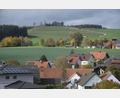 Bild: fz
Vorne Döltsch, dann Kirchendemenreuth und dahinter der Vogelberg, auf den ein geschwungener Sandweg führt. Oben möchten die Grundeigner Ferienhäuser errichten. Eines steht schon.