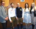 Bild: jr
Den Bund der Ehe schlossen im Pechbrunner Rathaus Katharina Schröpf (Zweite von rechts) und Nico Kühnel (Mitte). Mit dabei waren Trauzeugin Jessica Fischer (rechts), Trauzeuge Marco Rummel (Zweiter von links) und Bürgermeister Stephan Schübel.