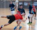 Bild: Günter Uschold
Das letzte Heimspiel verlor die HSG Weiden (im blauen Trikot mit der Nummer 17 Nils Keller) gegen den Oberviechtach (vorne Jannik Uschold) klar mit 18:30.