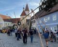 Bild: mh
Der Kirwabaum in Luhe steht. Ein sicheres Zeichen dafür, dass der Trubel bald beginnt. Von 4. bis 6. November geht es rund in Luhe.
