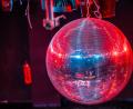 Bild: Jens Büttner/dpa
Die glitzernde Disco-Kugel an der Decke: Ein klassisches Symbol der 90er.