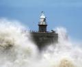 Bild: Gareth Fuller/PA Wire/dpa
Wellen schlagen vor dem Leuchtturm an die Hafenmauer in Folkstone.