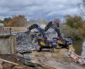 Bild: mab
Ganze Arbeit und das in Rekordzeit, leisten die drei nagelneuen Abbruchbagger der Firma Plannerer. Binnen einer Woche ist das Brückenbauwerk der kleinen Naabbrücke bei Schwarzenfeld Geschichte.