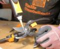 Bild: DIY Academy/Ralf Liehmann
Abschließend werden die Metallflächen und beweglichen Teile der Schere mit einem speziellen Pflegeöl, Nähmaschinenöl oder Multifunktionsöl behandelt