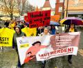 Bild: Gabi Schönberger
Ein Zeichen setzen gegen die Gewalt an Frauen Kindern – das wollten die Teilnehmer einer Demonstration, die am 2. November durch Weiden zog.