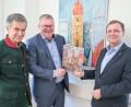 Bild: Simon Hauck, Stadt Amberg/exb 
Den ersten Lions-Adventskalender bekam traditionell der Amberger Oberbürgermeister Michael Cerny (Mitte) aus den Händen des amtierenden Club-Präsidenten Armin Müller (links) und des Vorsitzenden des Lions-Hilfswerks, Andreas Herrmann (rechts).