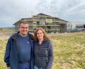Bild: ck
Martin und Cornelia Busch vor dem Neubau, in dem der Prüfingenieur ab Sommer 2024 Fahrzeuge wie Autos, Lkw, Busse und Nutzfahrzeuge prüfen wird. Wie beim Tüv oder den anderen Prüforganisationen kann man hier künftig eine Plakette für die Hauptuntersuchung oder Sicherheitsprüfung erhalten. Der Altentreswitzer wird mit seinem kleinen Team weiterhin auch im Außendienst unterwegs sein.