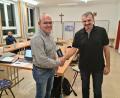 Bild: sne
Bürgermeister Johann Schmid (links) dankt Johann Wiesnet für 27 Jahre kommunalpolitischer Tätigkeit.