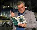 Bild: Götz
Das Müllkraftwerk im Hintergrund: Fabian Borkner liest aus "Todessteign". In seinem neuen Kriminalroman versucht eine Frau, ein Mordopfer dort verschwinden zu lassen.