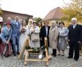 Bild: rpp
Die Laienspielgruppe Kastl überraschte das Brautpaar Verena Gmeiner und Tobi Dobmann vor der Kirche in Burkhardsreuth: (von links) Martina Moller-Prischenk, Reinhard Etterer, das Brautpaar Tobias und Verena Dobmann, Rudi Schinner, Thomas Deubzer, Karin Heining, Ursula Höreth, Sigrid Strehl und Josef Raps.