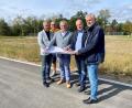 Bild: Heiko Nitschke/exb
Oberbürgermeister Andreas Feller (Mitte) überzeugt sich zusammen mit Roland Stehr und Thomas Drachsler von der Tiefbauabteilung der Stadt Schwandorf, Armin Rank von der Wirtschaftsförderung, sowie Jürgen Liebl vom Bauhof von der ordnungsgemäßen Ausführung der Erschließungsarbeiten im Baugebiet Rothlinde.