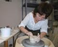 Bild: Dittrich
An der Drehscheibe formt Karin Dittrich Becher, Tassen, Vasen und Schalen.