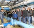 Bild: Josef Böhm/exb
Wassermeister Torsten Hergenröther (links) erklärt die Aufbereitung des Wassers aus den Tiefbrunnen. Von der technischen Ausstattung des Wasserwerks Erzhäuser waren die Besucher sehr beeindruckt.