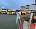 Bild: ck
Nach Allerheiligen warten die ersten Lkw am Amtsparkplatz des Autohofs Waidhaus auf ihre Abfertigung. Auf dem gesamten Areal gibt es keinen einzigen freien Parkplatz mehr. Die ankommenden Brummifahrer müssen umkehren und eine Alternative finden.