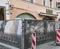 Bild: Petra Hartl
Mitten in der Fußgängerzone in Amberg, genauer gesagt in der Georgenstraße, befindet sich das einsturzgefährdete Haus mit der ehemaligen Hussel-Filiale.