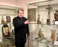 Bild: ubb
Pfarrer Klaus Haußmann präsentiert im Stiftlandmuseum rund 150 Gegenstände aus dem Bereich der Volksfrömmigkeit.