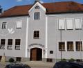 Bild: bnr
Im Gemeinschaftshaus Altendorf sind drei Institutionen untergebracht. Im Erdgeschoss befindet sich die Feuerwehr, im ersten Stock ist die Gemeindekanzlei mit Sitzungssaal untergebracht und im Dachgeschoss hat die KLJB ihren Gruppenraum