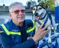 Bild: Stephan Huber
Walter Schuster mit Hund Einstein. Sie sind ein geprüftes Rettungshundeteam im Bereich Personenspürhund beim Technischen Hilfswerk (THW) in Sulzbach-Rosenberg.