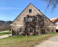 Bild: Gabi Schönberger
Dem alten Bauernhaus in Girnitz kommt sogar eine gewisse Prominenz zu. Denn es ziert die Titelseite des Buchs „Oberpfalz“ – der vierte Teil aus der Reihe „Bauernhäuser in Bayern“.