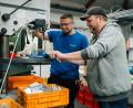 Bild: Schott/exb
Alexander Merkel (links) von Schott und Uwe Schlegel aus den Stiftlandwerkstätten haben einen Tag lang die Arbeit des jeweils anderen kennengelernt.