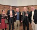 Bild: Schwab, Susanne
Oberbürgermeister Michael Cerny (rechts) und das Amberger "Kulturdreigestirn", Barbara Cosima Frey, Reiner Volkert und Fabian Kern (von links), mit dem "Künstler der Metropolregion", Winni Steinl ( Zweiter von rechts).