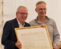Bild: Katrin Schneeberger/exb
Jürgen Pichl (rechts) mit dem Goldenen Meisterbrief, überreicht von Handwerkskammer-Geschäftsführer Jürgen Kilger (links).