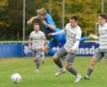 Bild: ham
Der ehemalige Weidener Tobias Bernkopf (links) hebt im Duell mit SpVgg-SV-Angreifer Patryk Bytomski ab.