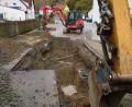 Bild: bnr
In Trausnitz nahe des Gemeindehauses ist am Samstag eine Wasserleitung gebrochen. Weite Teile des Orts waren ohne Versorgung.