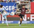 Bild: Daniel Löb/dpa
Auch unter Freunden gehts manchmal härter zu: Der Schalker Marcin Kaminski (links) vom FC Schalke 04 gegen Can Uzun.