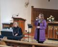 Bild: u
„Amoi seng ma uns wieda – Musik zum Abschied" – unter diesem Titel gestalten Melanie Dotzler (rechts) alias Sängerin Mièl und die Pianistin Iryna Hermann zwei besinnliche Andachten in der Hirschauer Stadtpfarrkirche Mariä Himmelfahrt und in der Amberger Wallfahrtskirche Mariahilf.