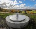 Bild: Wolfgang Steinbacher
Der Blick auf den Stadtteil Sulzbach ist idyllisch. Doch das Bild trügt, die Tausenden Kubikmeter Müll im Boden sind giftig. Im Vordergrund einer von fünf Brunnen zu sehen, über die verunreinigtes Sickerwasser gesammelt wird.