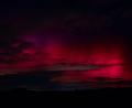 Bild: Pavlíèek Lubo/CTK/dpa
Polarlichter waren als leuchtend violettes Band in der Nacht zum Montag auch am Himmel über Tschechien zu sehen.