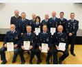 Bild: FW Störnstein/exb
Die für ihren langjährigen Dienst ausgezeichneten Feuerwehrleute mit den Ehrengästen; vorn sitzend links und rechts die Wehrmänner Ulrich Dorner und Alois Schieder, die 50 Jahre aktiven Dienst geleistet haben.