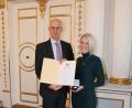 Bild: Regierung der Oberpfalz/Stühlinger-Weinhändler/exb
Regierungspräsident Walter Jonas ehrt Christina Brumer aus dem Schwandorfer Ortsteil Bubach für die Erstversorgung eines verletzten Motorradfahrers. Sie erhält dafür eine öffentliche Anerkennungsurkunde mit Medaille.