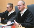 Bild: Gabi Schönberger
Staatsanwalt Wolfgang Voit (rechts) mit seinem Kollegen Andreas Falk. Am zweiten Verhandlungstag konnte Voit nun die Anklage verlesen.