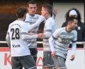 Bild: Werner Franken
Stefan Pühler (zweiter von links) wird von seinen Mannschaftskollegen beglückwünscht. Der in der 58. Minute eingewechselte 18-jährige Stürmer erzielte alle drei Treffer der SpVgg SV Weiden beim 3:2-Auswärtssieg in Ettmannsdorf.
