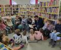 Bild: Kindergarten St. Marien/exb
Bürgermeister Rudolf Teplitzky liest den Kindern in der Oberviechtacher Stadtbücherei vor.