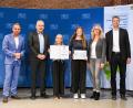 Bild: Tobias Hase/stmuk
Bei der Auszeichnung in München (von links) mit dabei: Umweltminister Thorsten Glauber, Schulleiter Ulrich Zänker, die Schülerinnen Josephine Petasch sowie Alexa Mauritz, HCA-Lehrerin Doris Schmidt-Hartmann und Kultusminister Michael Piazolo.