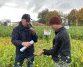 Bild: Armin Hofbauer/AELF Regensburg-Schwandorf
Peter Mulzer (im Bild von links), Ringwart des LKP, und Reinhard Baumer, Berater vom AELF Regenburg-Schwandorf, zeigen, wie Landwirte selbst eine Bodenprobe ziehen können.
