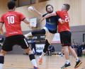 Bild: Büttner
Augen zu und durch: Fabian Szameitat (Mitte) war auch gegen den SV Buckenhofen wieder einmal bester Torschütze der HSG Weiden.