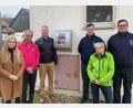 Bild: Kathrin Forster/exb
Die Vereinsvertreter Svenja Bäumler (KLJB), Günter Horn (Theatergruppe), Bürgermeister Johannes Kett, Jürgen Götz (FFW), Margita Sammel (KDFB) und Florian Neumann (FFW) bei der offiziellen Übergabe des Geräts.
