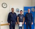 Bild: Benkhardt
Polizeihauptkommissar Wolfgang Achtert (links) und Polizeihauptkommissar Harald Fuchs (rechts) zeichneten Maximilian Rosner für seinen Mut und seine Entschlossenheit aus. Er hat einen Diebe verfolgt und damit geholfen, einen mutmaßlichen Täter festzunehmen.