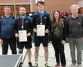 Bild: blg
Jonas Dinter vom TTSC Kümmersbruck (Mitte) verteidigte bei den Einzelmeisterschaften des Tischtennis-Bezirkes Oberpfalz-Nord seinen Titel bei den Herren A. Die Plätze 2 und 3 gingen an Michael Hummel (TTSC Kümmersbruck, Zweiter von links) und an Sabine Fischer (SV Hahnbach). Es gratulierten Tobias Flierl (links) vom Ausrichter TV Nabburg und Bezirksvorsitzender Günter Bauer (rechts).