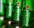 Symbolbild: J. David Ake/AP
Der Braukonzern Heineken will 2024 ein Zentrallager in Weiden eröffnen.