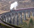 Bild: Jane Barlow/PA Archive/dpa
Der erste Jacobite Express der Saison 2022 überquert das Glenfinnan-Viadukt auf seinem Weg von Fort William nach Mallaig. Die „Harry Potter“-Filme machten die Zugstrecke über das Glenfinnan-Viadukt in Schottland weltberühmt.