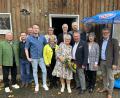 Bild: Andreas Royer
Achim Bender freute sich mit seiner Frau Ute (vorne) über die Glückwünsche vieler Gratulanten, darunter Bürgermeister Michael Göth (rechts), Altlandrat Armin Nentwig (links), IG-Metall-Bezirksleiter Horst Ott (Dritter von rechts), Zweiter SVL-Vorsitzender Michael Jakuttis und SPD-Ortsvereinsvorsitzende Bettina Moser (Zweiter und Fünfte von links).