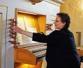 Bild: Bärbel Lüneburg/exb
Kirchenmusikdirektorin Konstanze Schweizer-Elser sitzt am Samstag zum Abschlussgottesdienst des Reger-Jahres an der Orgel.