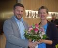 Bild: bnr
Sabine Grosser ist die neue Familienbeauftragte des Marktes Schwarzenfeld. Bürgermeister Peter Neumeier hieß sie mit einem Blumenstrauß willkommen.