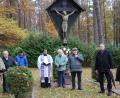 Bild: Ertl, Willi
Kranzniederlegung im Friedhof Langenbruck (von links): Command Sgt. Major Hermes F. Acevedo , Franz Zeilmann, Patrick Schaaf, Stadtpfarrer Pater Robin Xavier, Otto Sertl, Werner Stubenvoll, Bürgermeister Hans-Martin Schertl und Erwin Stubenvoll.